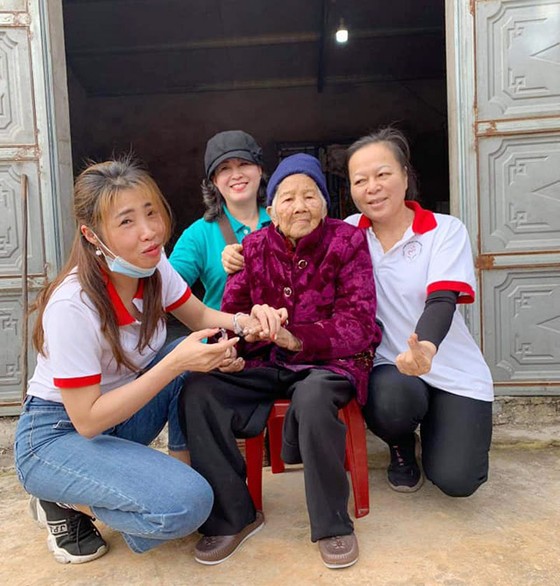 Mang yêu thương đến với người già ảnh 1