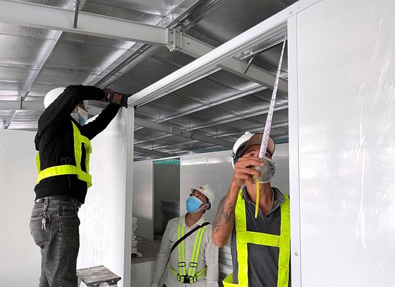 Tất bật ở các bệnh viện dã chiến điều trị Covid-19 ảnh 2