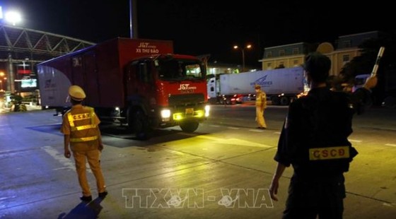 Hà Nội giãn cách ngày đầu: Đường vắng, chợ đông ảnh 1