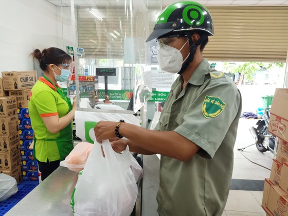 Gần 30.000 đơn hàng đã được hệ thống bán lẻ Satra giao đến các "tổ đi chợ hộ" ảnh 2