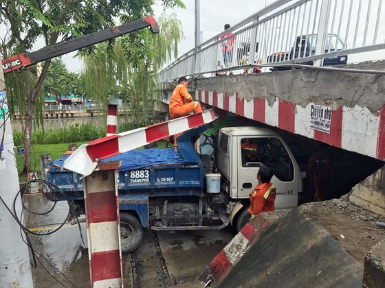 Vượt thanh chắn giới hạn chiều cao, xe tải kẹt dưới gầm cầu ảnh 1