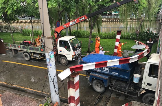 Vượt thanh chắn giới hạn chiều cao, xe tải kẹt dưới gầm cầu ảnh 2