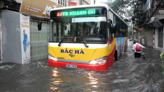 Hà Nội mưa lớn dồn dập sau bão số 2 ảnh 4