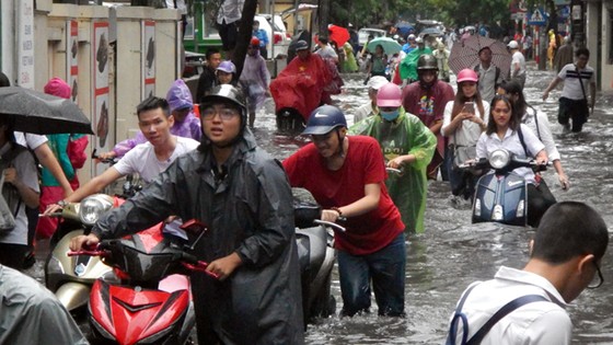 Hà Nội mưa lớn dồn dập sau bão số 2 ảnh 1