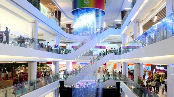 Ngày 8-3 tại Sense City: Khách nữ được tặng hoa hồng từ “nam thần”, “soái ca” ảnh 1
