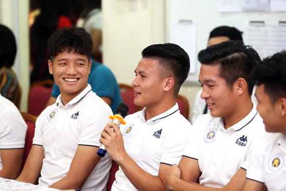 Quang Hải, Bùi Tiến Dũng đeo mặt nạ trung thu truyền cảm hứng tại Strong Vietnam ảnh 4