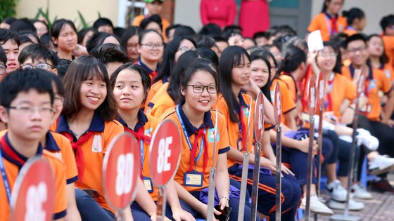 Quang Hải, Bùi Tiến Dũng đeo mặt nạ trung thu truyền cảm hứng tại Strong Vietnam ảnh 3