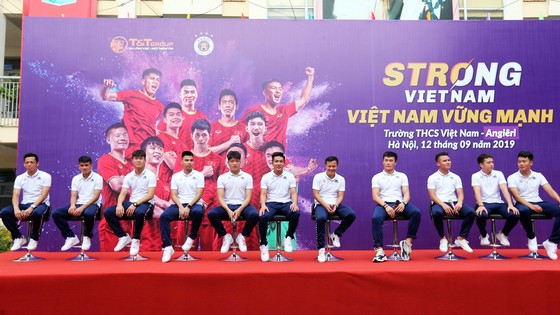 Quang Hải, Bùi Tiến Dũng đeo mặt nạ trung thu truyền cảm hứng tại Strong Vietnam ảnh 2
