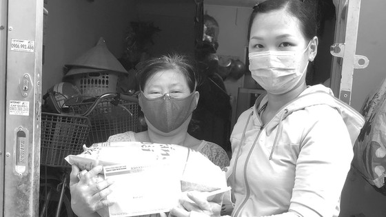 Giúp người bán vé số nghèo vượt khó ảnh 1