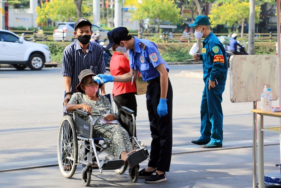 Đại học HIU trao 7 tấn gạo và 1.400 phần quà cho người dân gặp khó khăn trong dịch Covid-19 ảnh 1
