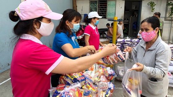 'Phiên chợ 0 đồng' dành cho công nhân khó khăn ảnh 1