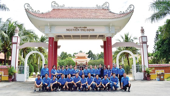 Công ty Xổ số Đồng Tháp tổ chức hoạt động về nguồn, thăm hỏi các gia đình có công với cách mạng ảnh 2