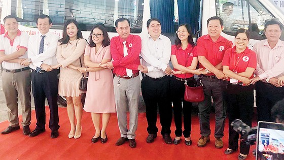 Công ty TNHH MTV XSKT TPHCM trao tặng xe hiến máu nhân đạo cho Hội Chữ thập đỏ TPHCM ảnh 2