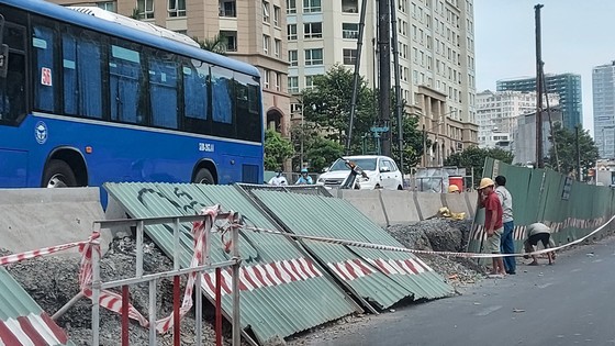 Cuối năm ngổn ngang lô cốt ảnh 1