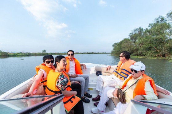 Du ngoạn sông Sài gòn, trải nghiệm biệt thự mẫu đảo Phượng Hoàng ảnh 1