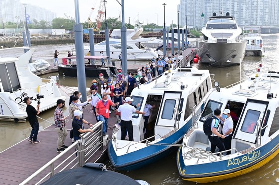 Độc đáo tour trải nghiệm biệt thự mẫu đô thị đảo Phượng Hoàng - Aqua City bằng đường sông ảnh 1
