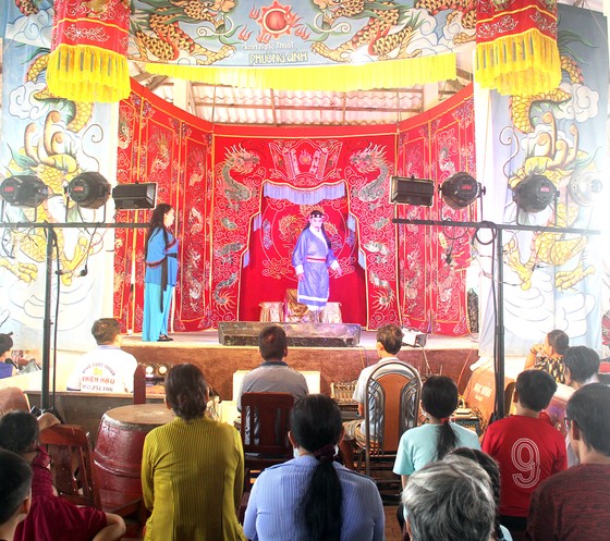 Sau ánh đèn sân khấu - Bài 2: Theo gánh hát quê ảnh 1