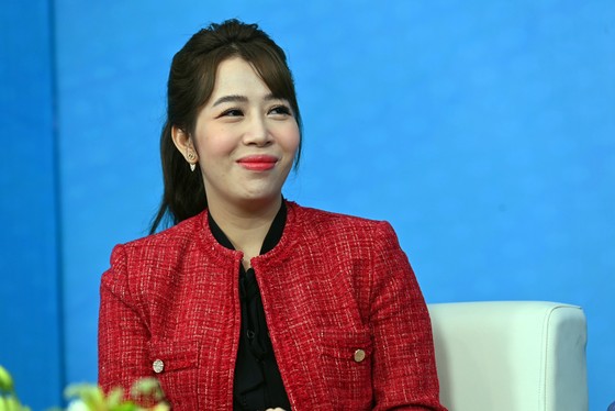BTV Diệp Chi: Làm mẹ hiện đại, không ngại dạy con về tiền ảnh 2