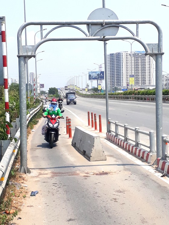 Dải phân cách bê tông giữa đường gây họa ảnh 1