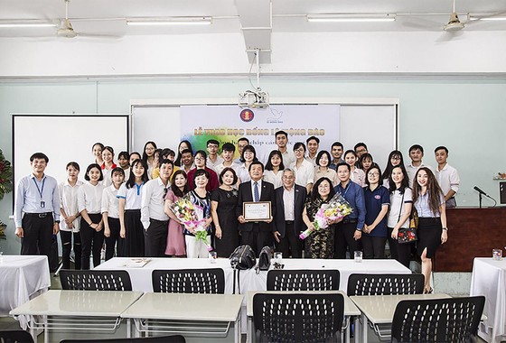 Trao 150 triệu đồng học bổng cho sinh viên Đại học Khoa học Xã hội và Nhân văn TPHCM ảnh 2