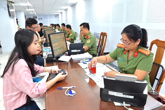 Làm hộ chiếu nhanh 'chính chủ' chỉ 200.000 đồng ảnh 1