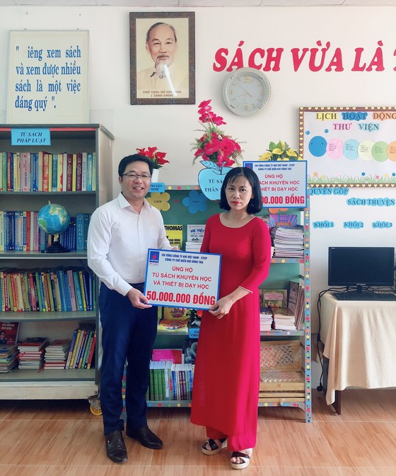 Tài trợ 870 triệu đồng cho Chương trình 'Trao tặng tủ sách' ảnh 2