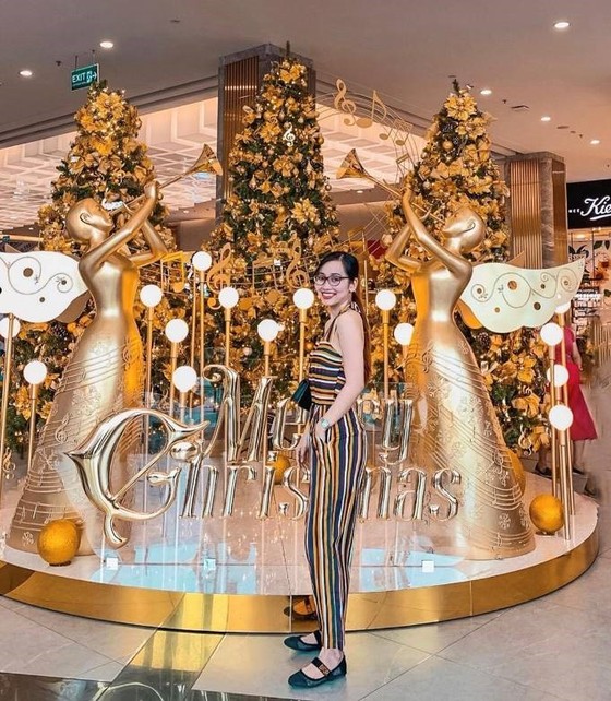 Cây thông 'siêu cao khổng lồ' và cây thông 'biết bay' tại TPHCM, bạn đã thử chưa? ảnh 2