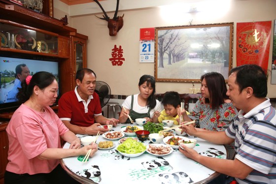 Bữa cơm gia đình thời hiện đại ảnh 1