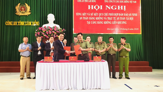 Ký Quy chế phối hợp trong bảo đảm an ninh trật tự tại Cảng Hàng không Liên Khương ảnh 1