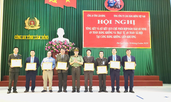 Ký Quy chế phối hợp trong bảo đảm an ninh trật tự tại Cảng Hàng không Liên Khương ảnh 4