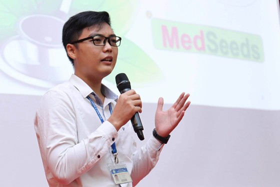 Trao 56 suất học bổng Nguyễn Văn Hưởng cho sinh viên ngành y ảnh 8