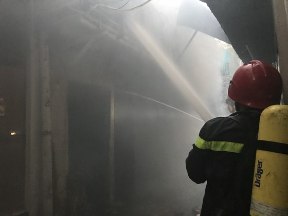 Cháy nhà kho trong hẻm ở trung tâm TPHCM ảnh 3