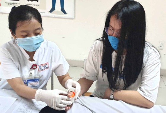 Giọt máu hồng lan tỏa ảnh 3