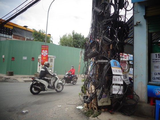 Trụ điện gánh cáp 'khủng' ảnh 1