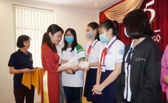 Tặng 50 học bổng cho học sinh ở quận 3 ảnh 1
