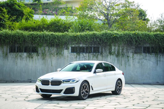 BMW 5 Series mới chính thức ra mắt tại Việt Nam: Thay đổi để dẫn đầu ảnh 1