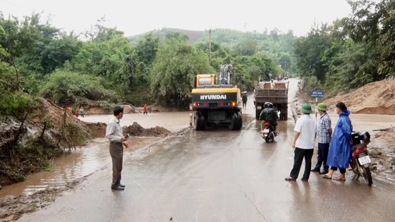 Miền Trung: Mưa lớn gây ngập lụt hạ du, chia cắt ở miền núi ảnh 1