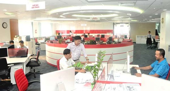 Tác nghiệp phía sau trang báo ảnh 4