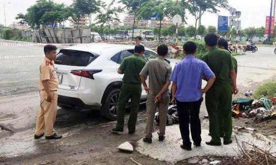Người dân nâng ô tô, giải cứu người phụ nữ kẹt dưới gầm ảnh 1