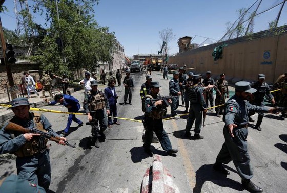 Đánh bom rung chuyển khu vực ngoại giao ở thủ đô Afghanistan ảnh 4