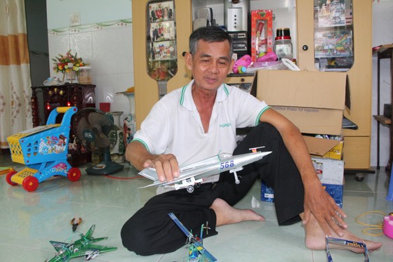 Cụ ông miền Tây biến vỏ lon thành đồ chơi 'độc' nuôi hai con hết đại học - ảnh 4