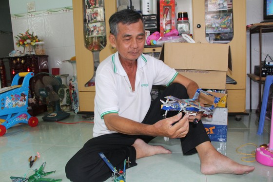 Cụ ông miền Tây biến vỏ lon thành đồ chơi 'độc' nuôi hai con hết đại học - ảnh 6