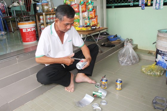 Cụ ông miền Tây biến vỏ lon thành đồ chơi 'độc' nuôi hai con hết đại học - ảnh 2