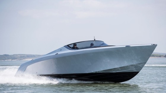 Du thuyền thể thao Aston Martin AM37 đầu tiên đã có chủ Du thuyền thể thao Aston Martin AM37 đầu tiên đã có chủ