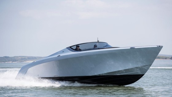 Du thuyền thể thao Aston Martin AM37 đầu tiên đã có chủ - Ảnh 2. Du thuyền thể thao Aston Martin AM37 đầu tiên đã có chủ - Ảnh 2.