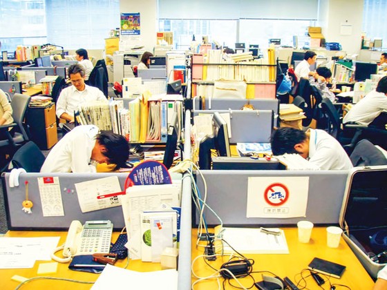 Nhật Bản lo ngại làm việc quá sức ảnh 1