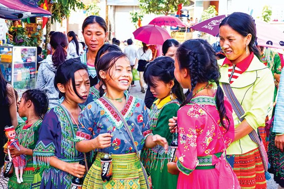 Khoe sắc nơi phố thị ảnh 1