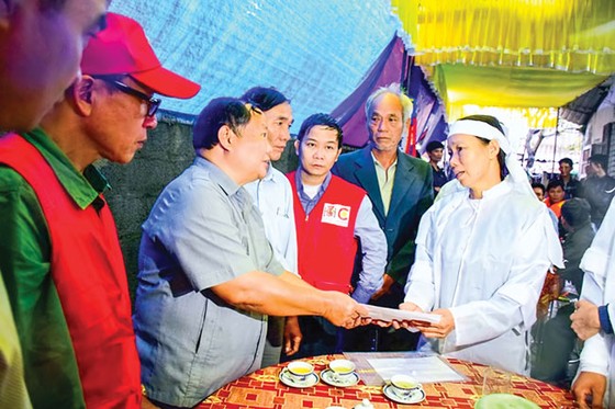 Huế - Oằn mình chống lũ chồng lũ ảnh 1