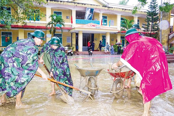 Huế - Oằn mình chống lũ chồng lũ ảnh 6