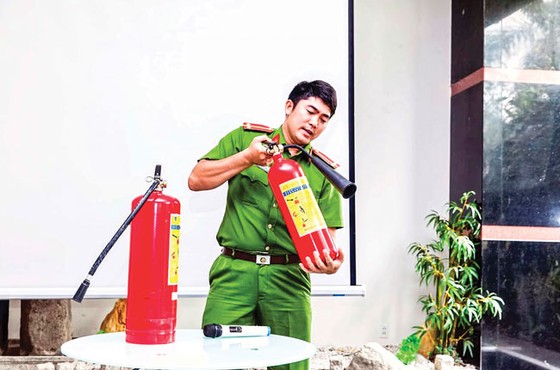Tập huấn và tuyên truyền PCCC tại Him Lam Riverside ảnh 3